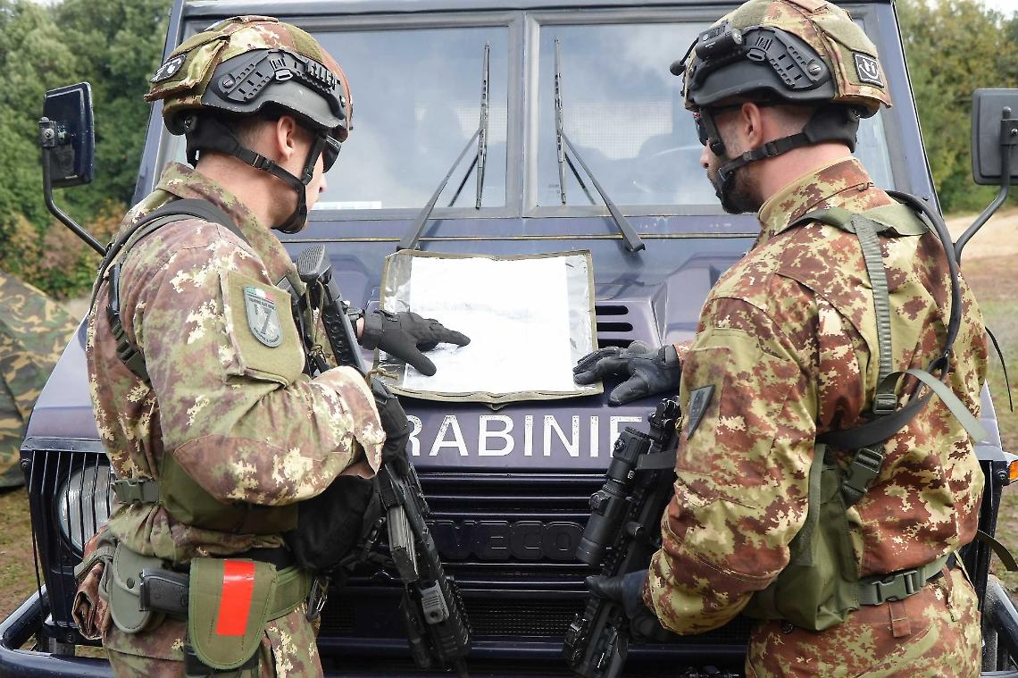 Carabinieri italiani in ginocchio in Cisgiordania