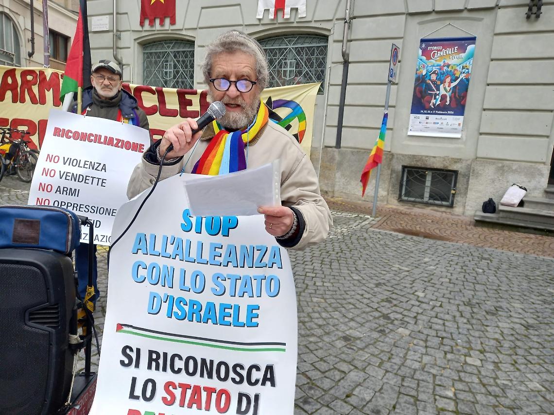 Il presidio per la pace cambia piazza ma non voce 