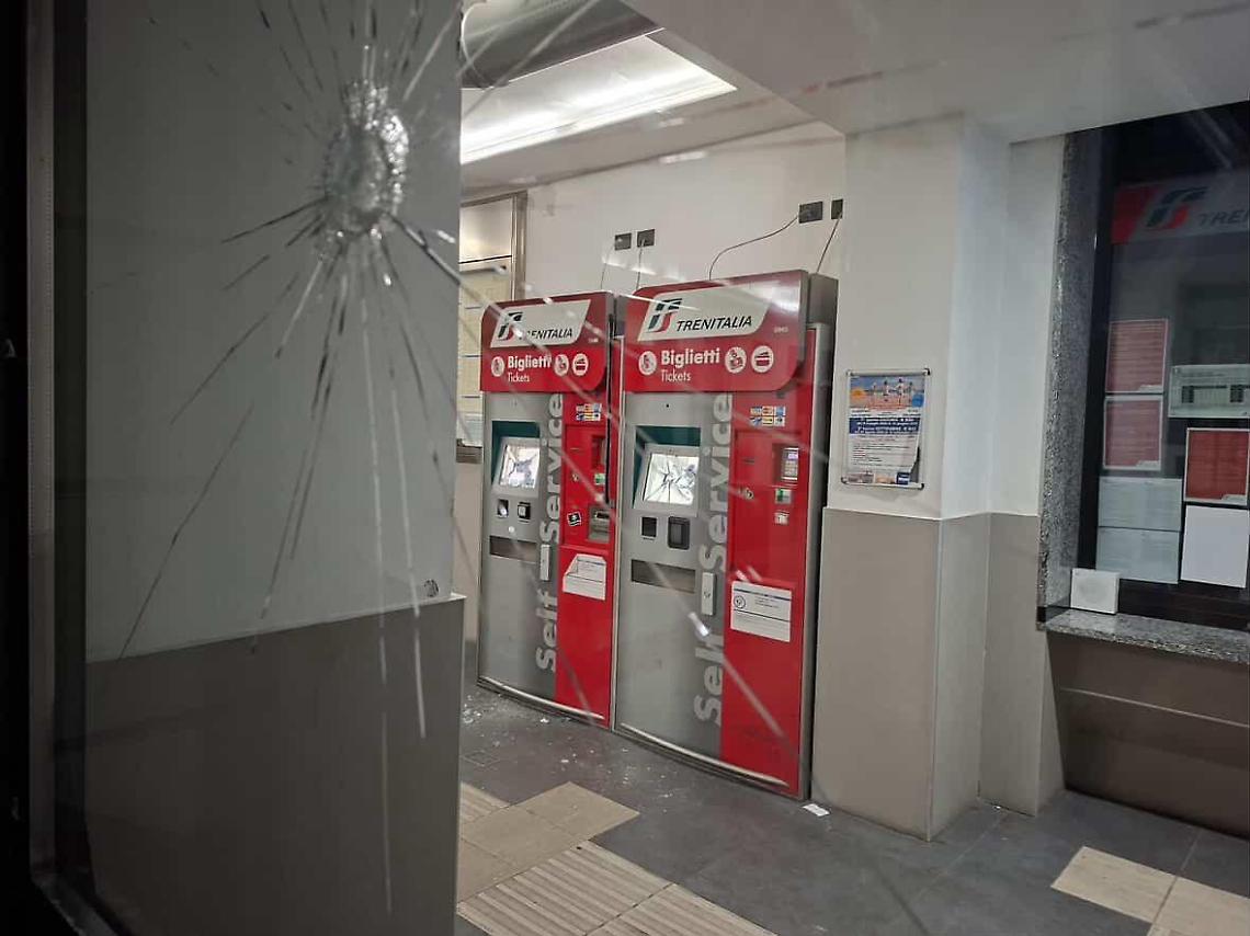 Vetri rotti e monitor danneggiati: vandalizzata la stazione ferroviaria di Settimo Torinese