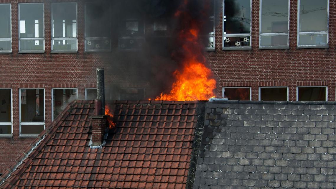 Incendio sul tetto di un palazzo in via Venaria