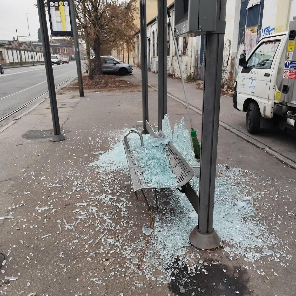 Pensilina distrutta in zona Regio Parco prima del corteo, scoppia la polemica politica a Torino