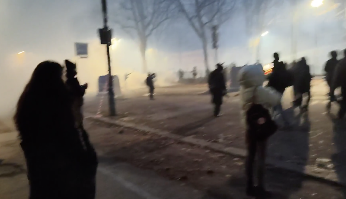 Guerriglia urbana a Torino davanti alla sede di Askatasuna