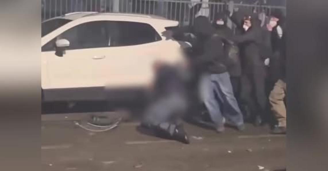 Guerriglia a Torino dopo il corteo per Askatasuna: poliziotto aggredito, scontro politico sulla sicurezza