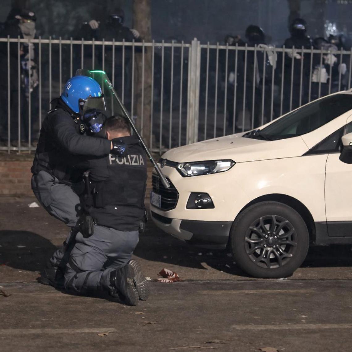 Poliziotto massacrato a martellate a Torino: il video della guerriglia per Askatasuna