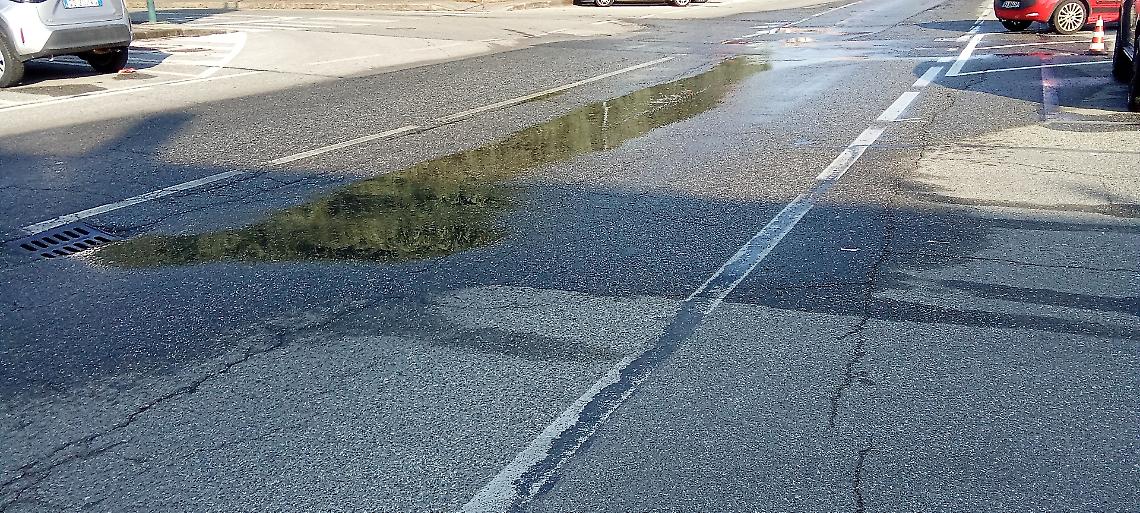 Strada allagata da giorni: acqua sull&rsquo;asfalto e rischio ghiaccio a Settimo Torinese