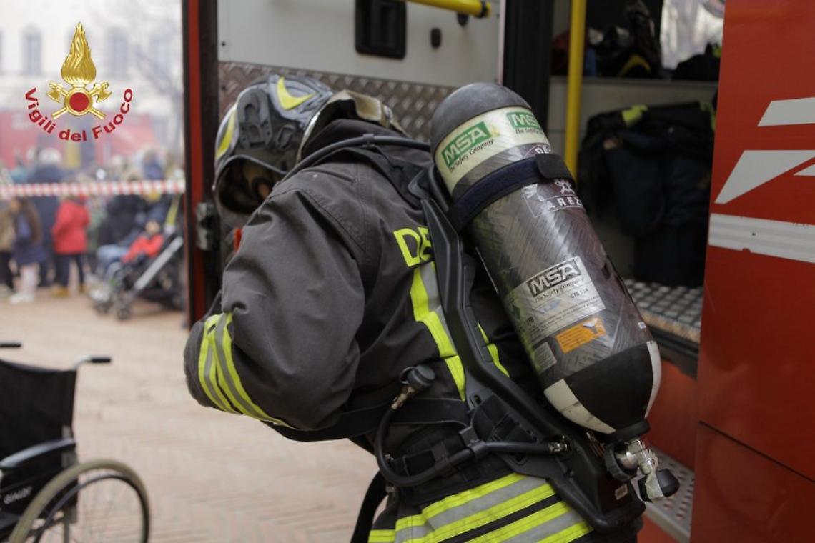Castellamonte, fiamme in un alloggio: uomo intossicato e soccorsi tempestivi, decisivo l&rsquo;intervento di un vicino