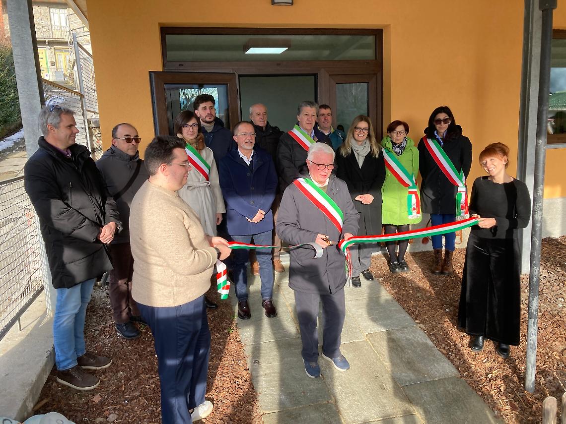 Il taglio del nastro all'inaugurazione ufficiale