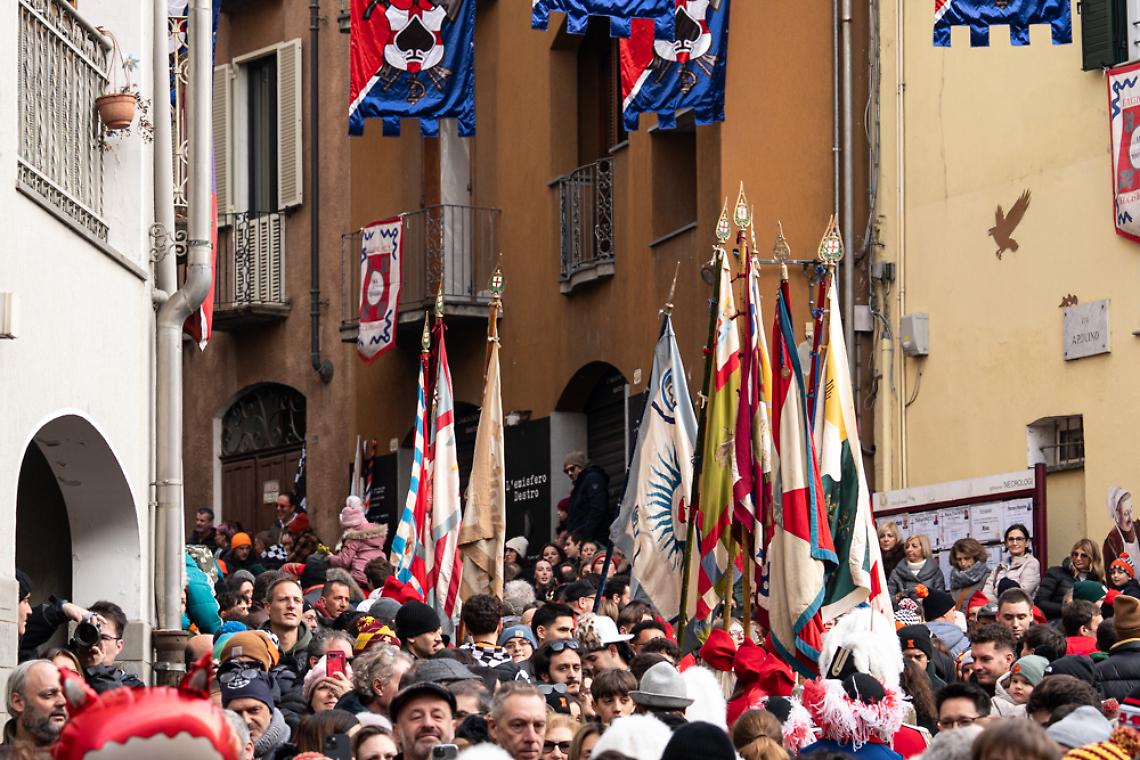 Se gli adulti "rubano le caramelle ai bambini"...  Alzata degli Abb&agrave;: che vergogna...