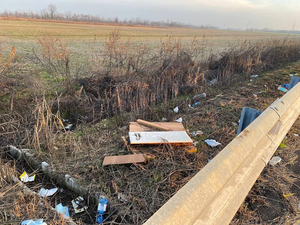 Caluso, nulla &egrave; cambiato: la circonvallazione resta una discarica. I residenti: "Ci sentiamo presi in giro"