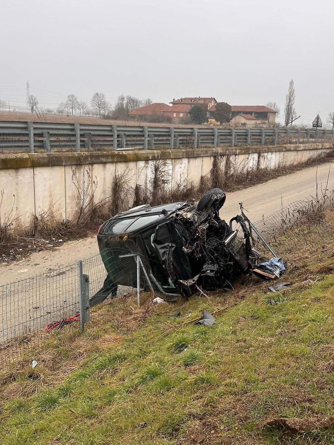 Auto si ribalta e sfonda il guardrail allo svincolo di Candiolo: paura sulla Torino-Pinerolo