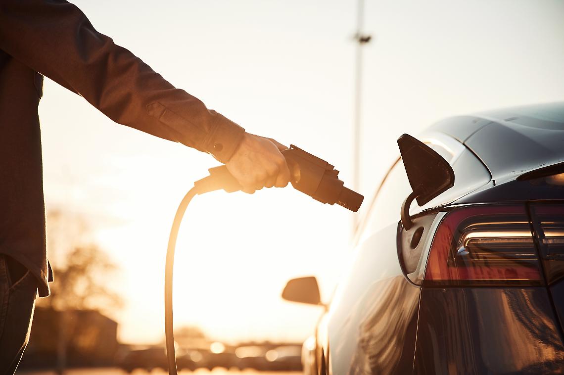 Elettriche in boom e lo scontro sugli investimenti fuori dall&rsquo;Italia