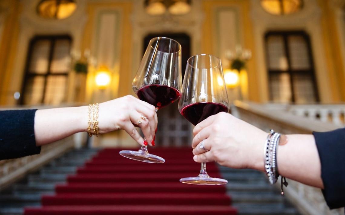 Un brindisi all'ingresso del palazzo Barolo