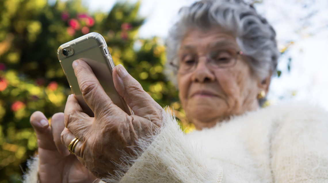 Coppia di settantenni a processo per stalking, avrebbero reso la vita impossibile all'ex marito della figlia e alla nuova compagna
