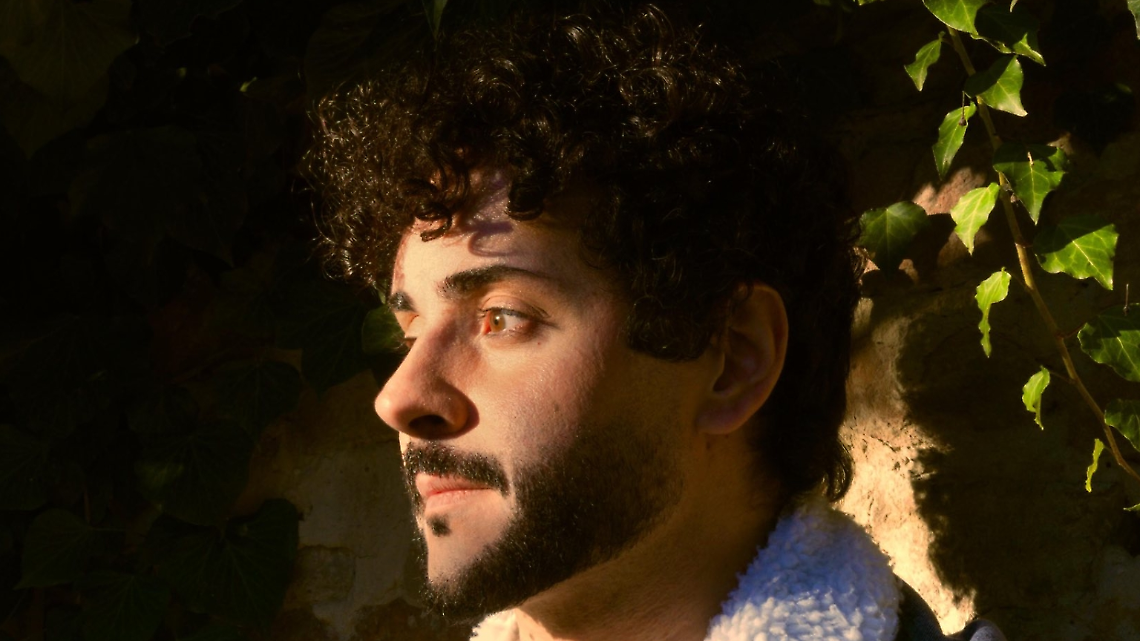 Andrea Crimi riparte &ldquo;Dietro gli ostacoli&rdquo;: il nuovo singolo tra fragilit&agrave;, musica e rinascita