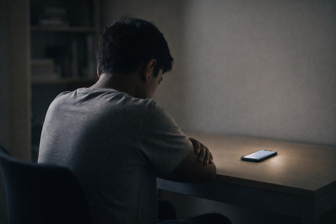 Punito a colpi di cintura per i voti, un quindicenne rompe il silenzio grazie all&rsquo;intelligenza artificiale