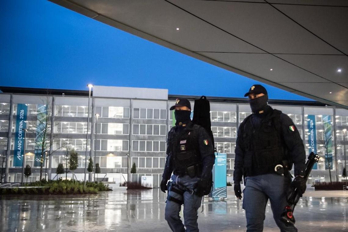 CONTROLLI POLIZIA DI STATO MILANO-CORTINA 2026 SICUREZZA CONTROLLO FORZE DELL'ORDINE BLINDATE BLINDATA AGENTE OLIMPIADI