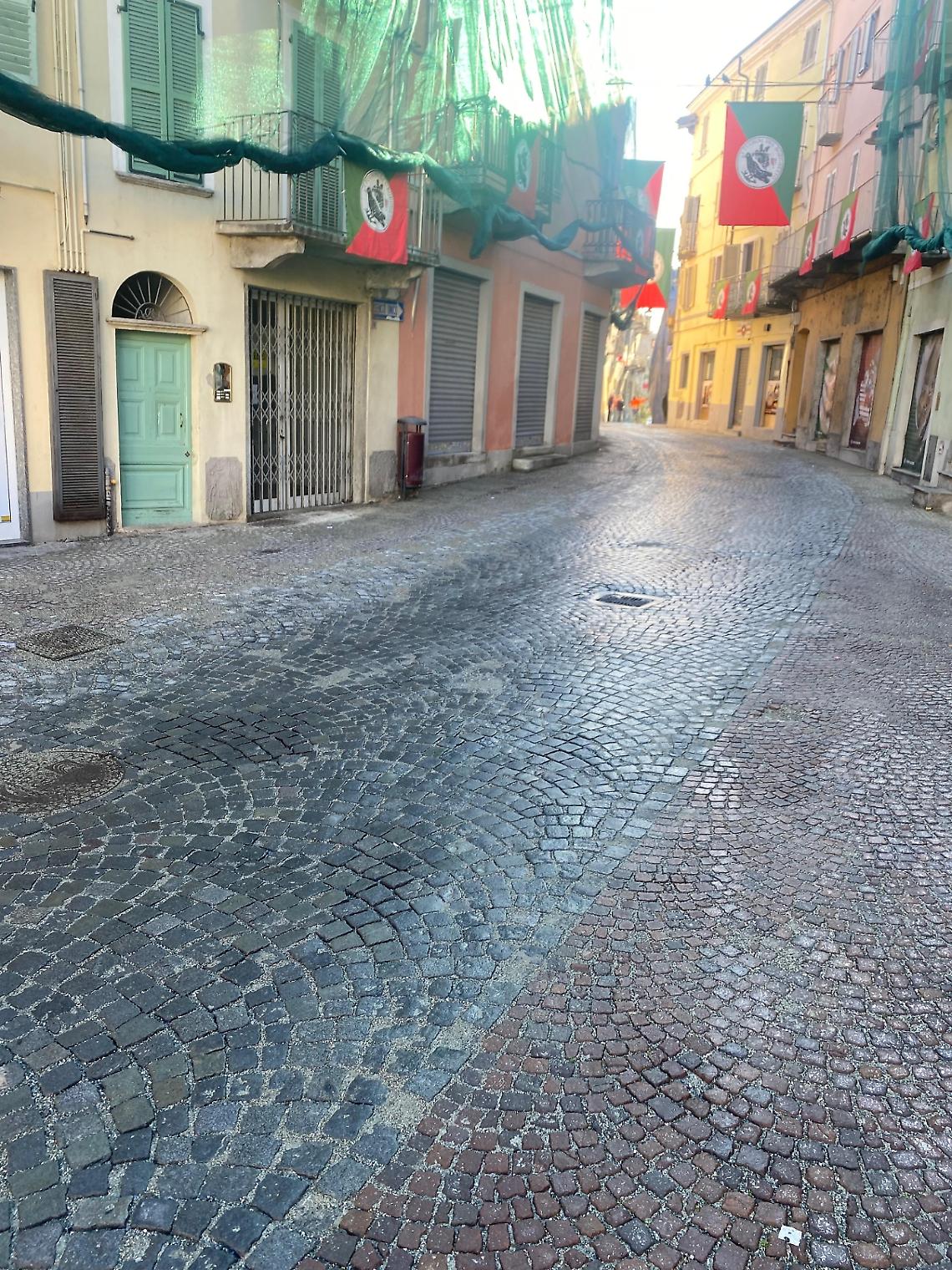 Borghetto chiuso sei giorni senza ordinanza. A Ivrea arriva il Carnevale e van tutti fuori di testa
