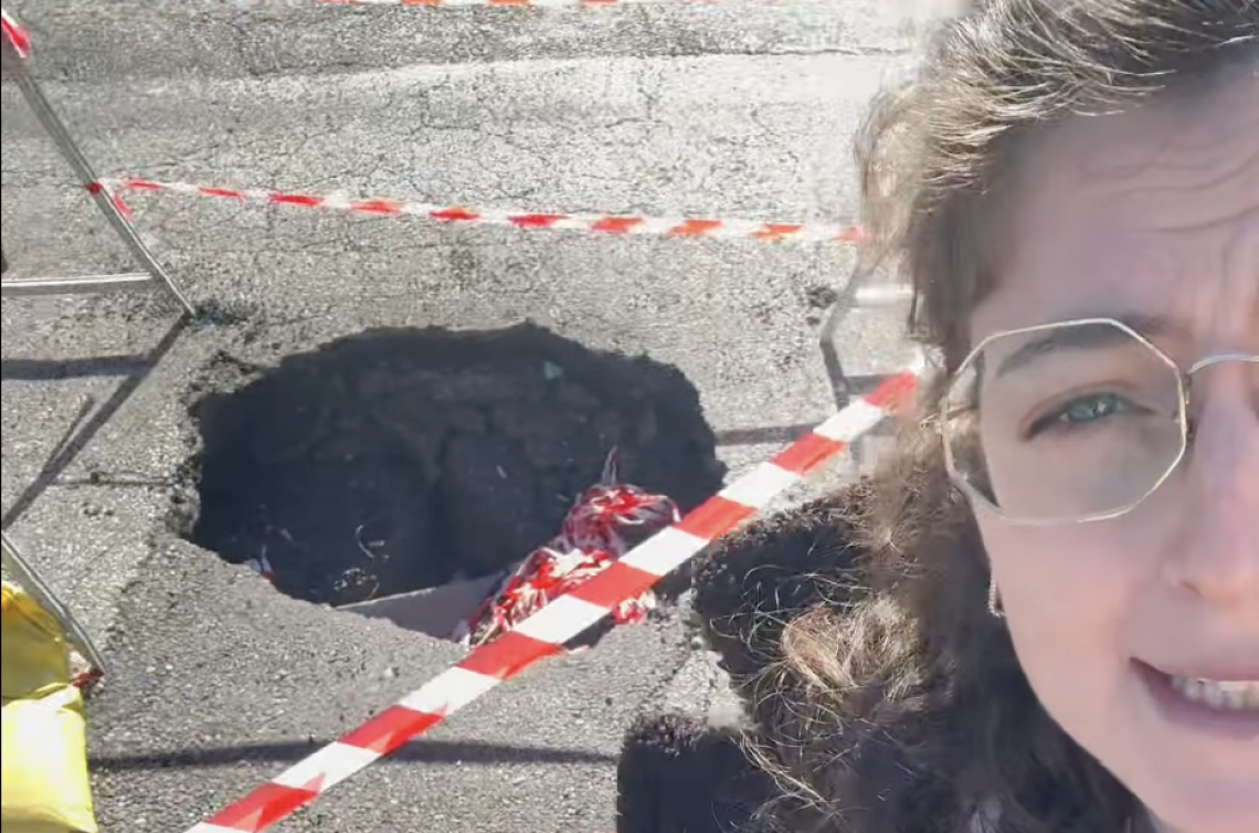 Strada San Mauro sventrata da un cratere, Bertolla ostaggio di una voragine: &ldquo;Possono volerci ancora 45 giorni&rdquo; 