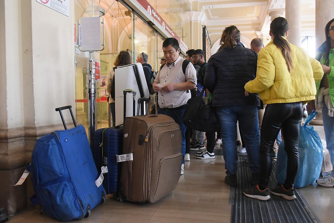 Sabotaggio sulle ferrovie: Bologna paralizzata tra cavi tranciati, incendio e un ordigno