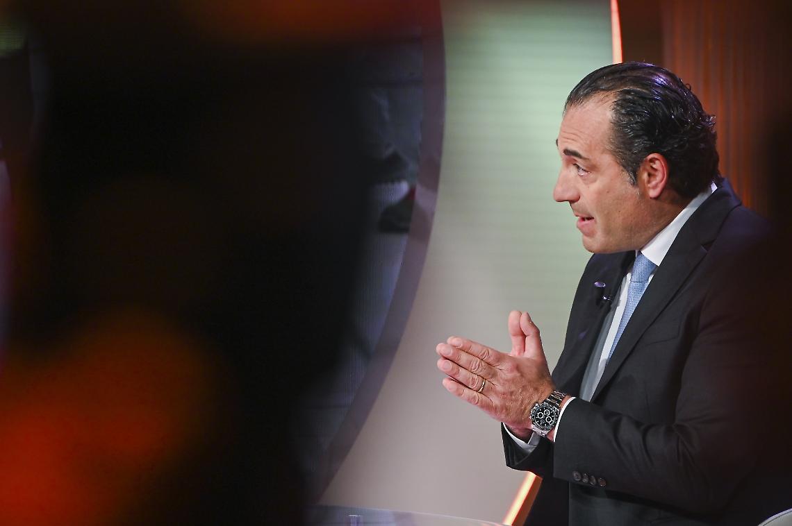 Stellantis volta le spalle all&rsquo;Italia: batterie in Francia, in Italia solo "fuffa"