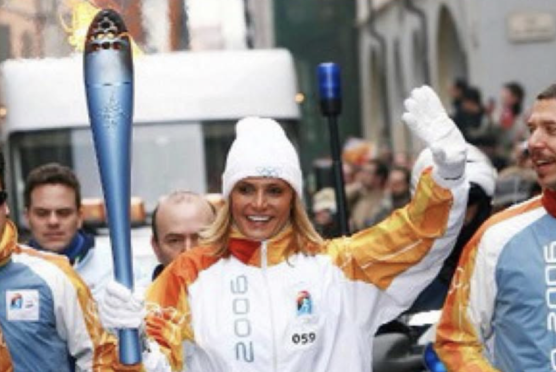 Simona Ventura torna a Torino 2006 nel giorno di Milano-Cortina: un augurio che unisce due Olimpiadi