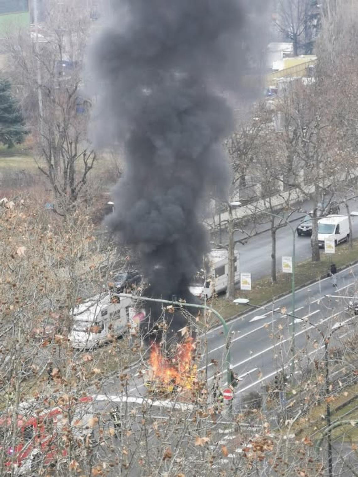 Auto storica in fiamme a Torino: Lancia Delta HF integrale distrutta in corso Unione Sovietica