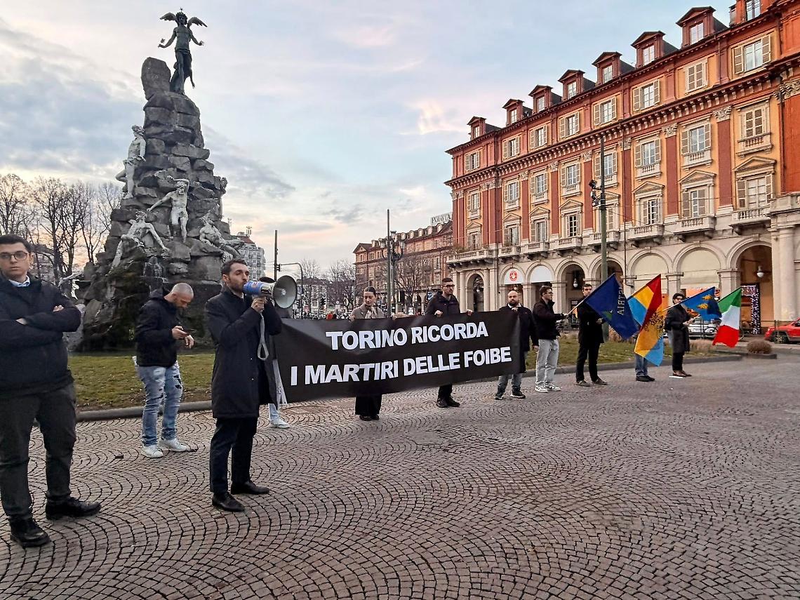 Fiaccolata per le foibe a Torino, il silenzio della memoria attraversa il centro citt&agrave;