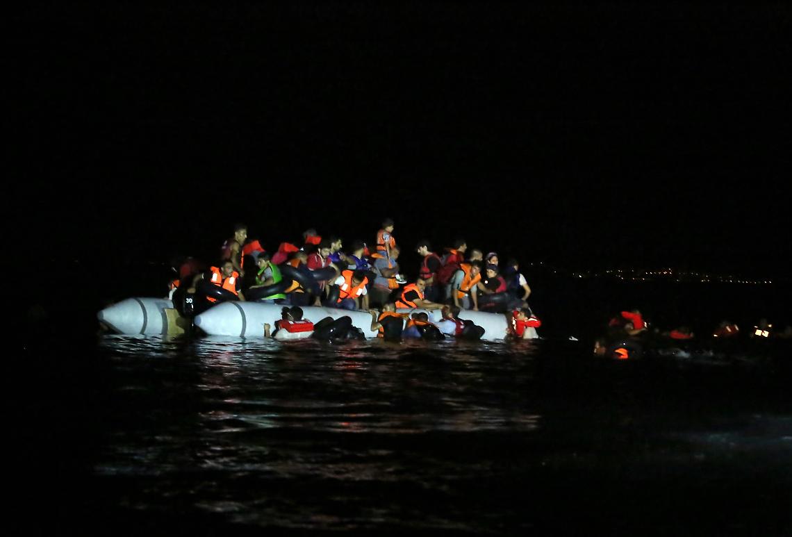 53 morti nel Mediterraneo: un gommone partito dalla Libia si capovolge, due sole superstiti
