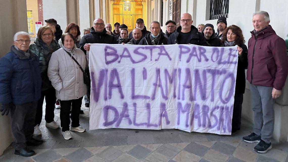 &laquo;L'ASL To 4 sta valutando di prendersi la Marsan&raquo;: l'annuncio di Castello in Consiglio sulla scuola d'amianto. Ma nessuno ci crede. Proteste dentro e fuori l'aula