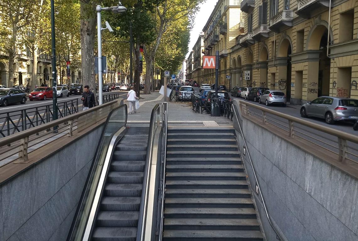 Metro, sette milioni per non bagnarsi: Torino cerca benefattori per coprire le scale mobili