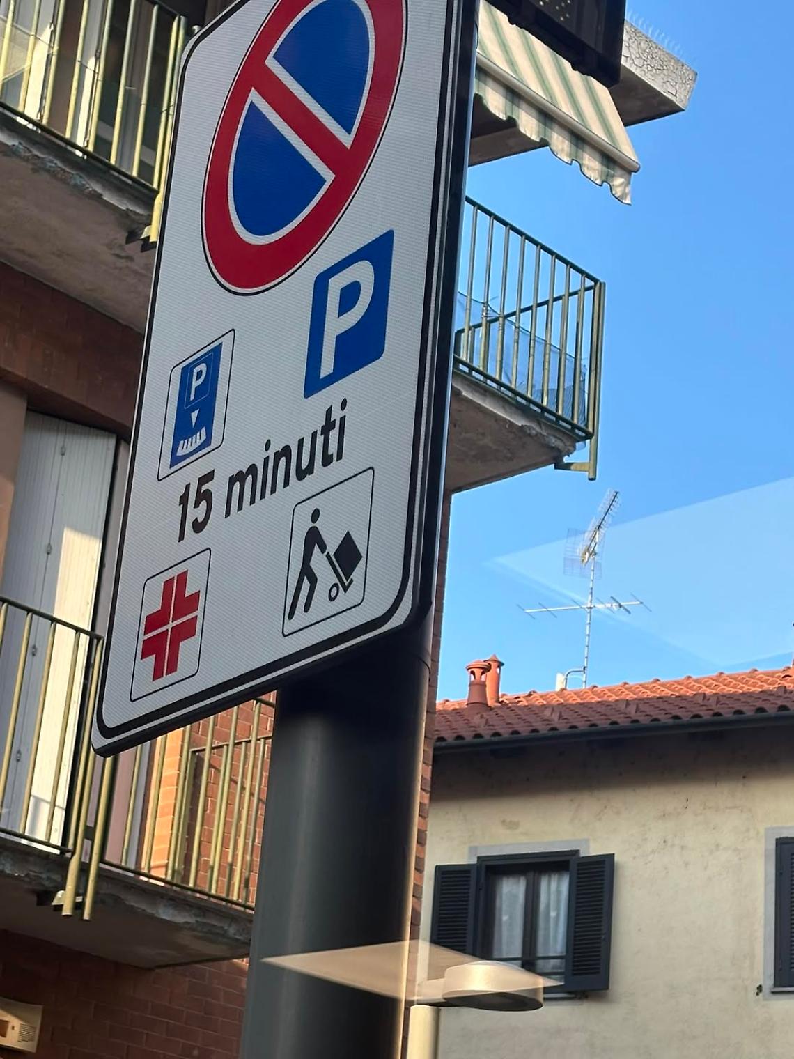 Parcheggio occupato, anziano rinuncia alla farmacia: la denuncia della dottoressa Scarabello