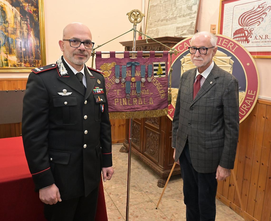 Labaro dei Bersaglieri rubato negli anni &rsquo;80 torna in Piemonte: i Carabinieri lo restituiscono dopo il sequestro