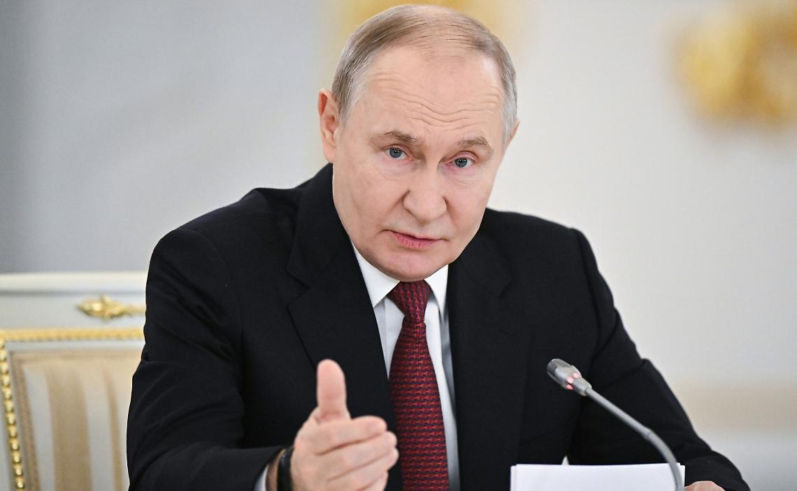 Russia blocca WhatsApp: 100 milioni di utenti tagliati fuori, obbligo di passare all&rsquo;app di Stato MAX