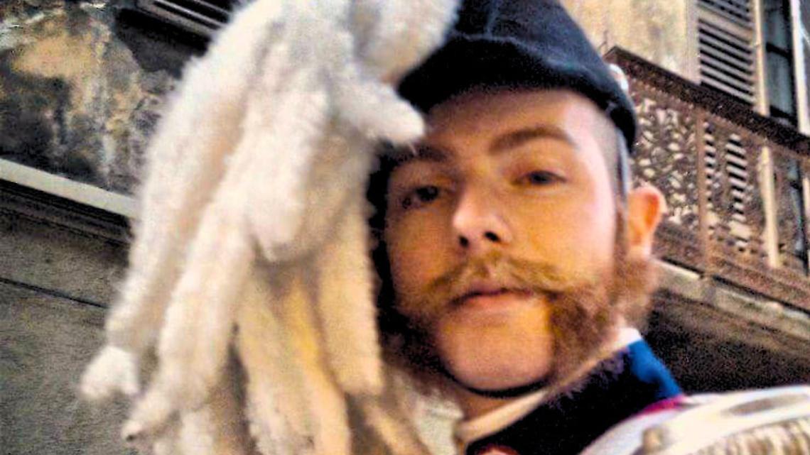 L'Aiutante del Generale cade dal cavallo. E' Riccardo Zannini. Il video diventa virale sui telefonini