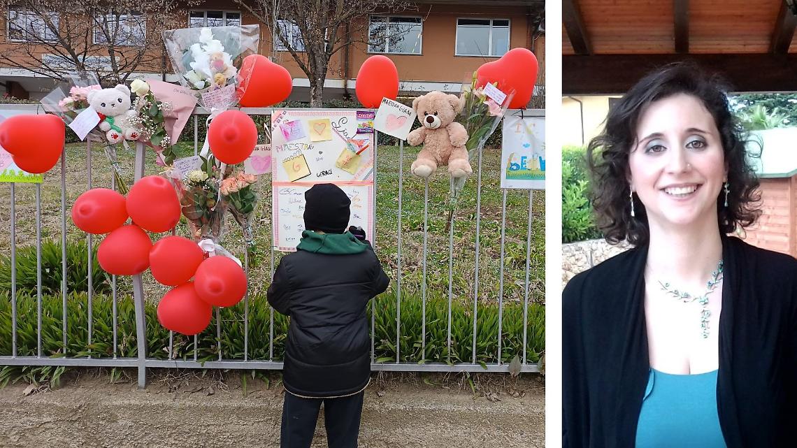 Giada Geraci, 41 anni, e i palloncini con i biglietti a lei dedicati di fronte alla Chiesa