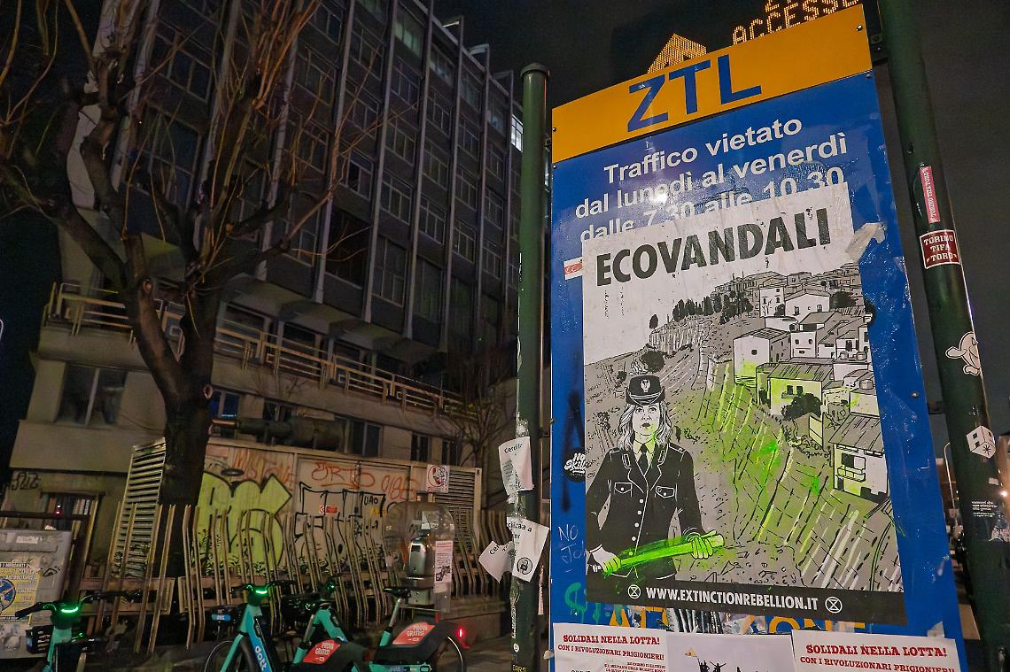 Giorgia Meloni con divisa e manganello a Torino, Extinction Rebellion accusa il governo di essere &ldquo;ecovandalo&rdquo;
