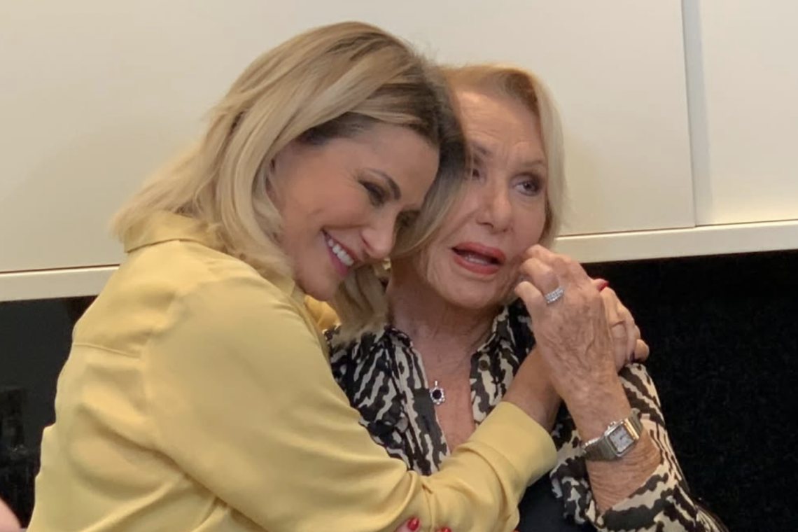 Simona Ventura festeggia la sua mamma: &ldquo;87 anni e sempre al nostro fianco&rdquo;