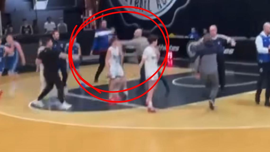 Genitore irrompe in campo e colpisce un 14enne: