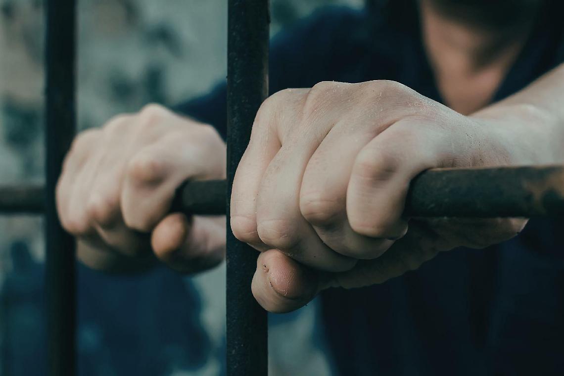 Spacca muri e finestre, buca le pareti e semina il panico: 48 ore di inferno nel carcere di Ivrea