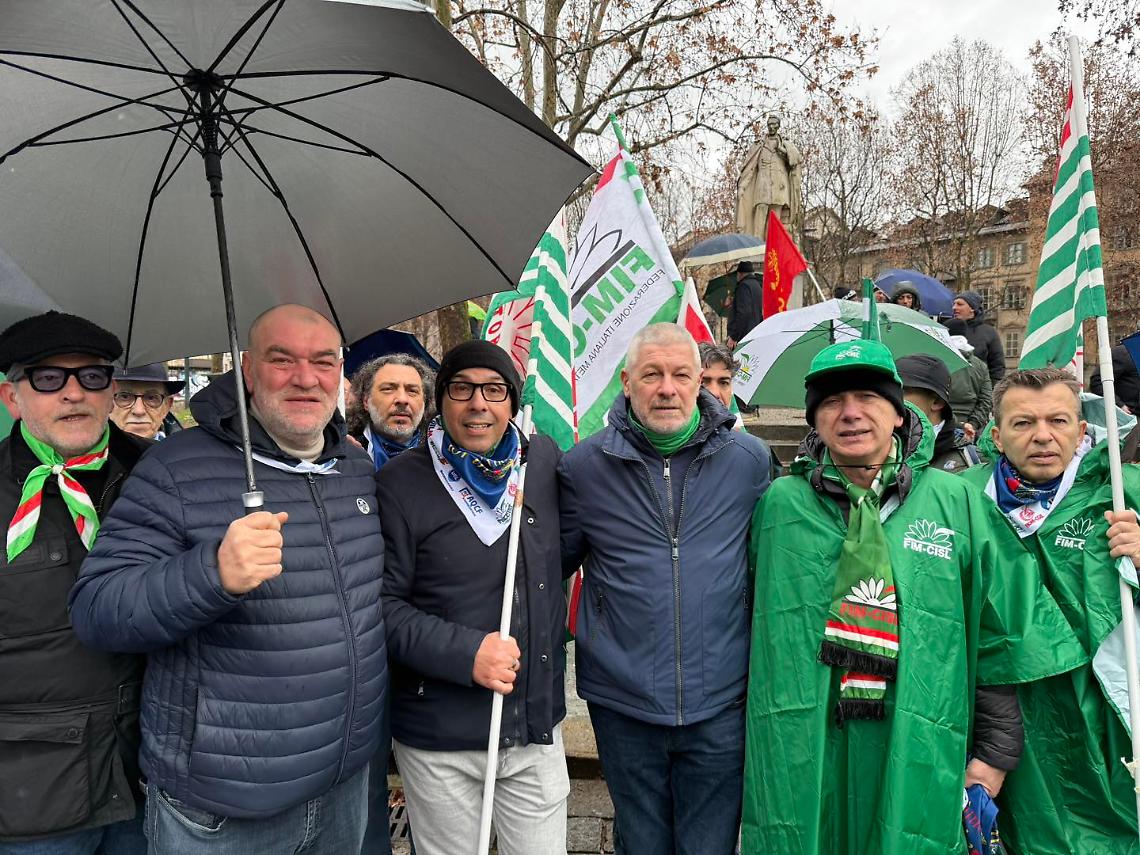 &ldquo;Innamorati di Torino&rdquo;, i metalmeccanici in corteo sotto la pioggia per il rilancio dell&rsquo;industria