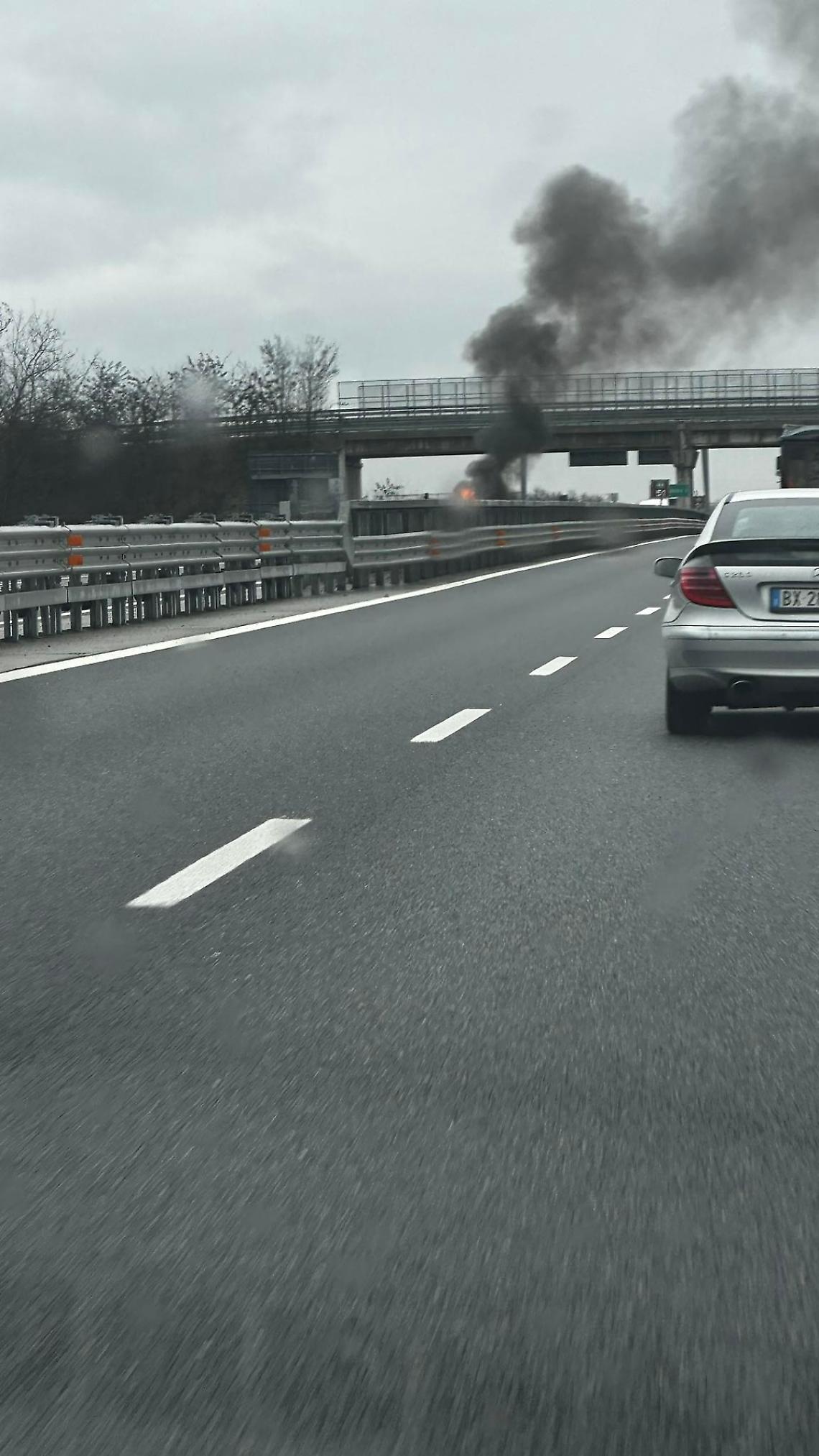 Auto in fiamme sulla tangenziale Torino-Pinerolo all&rsquo;altezza di Candiolo, traffico bloccato
