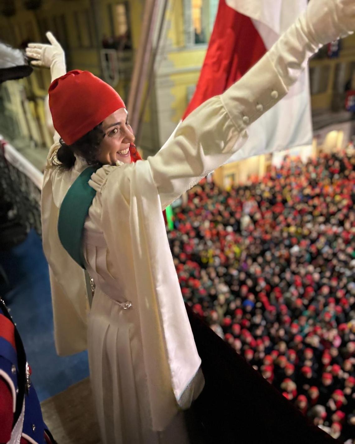 Questa sera a Ivrea la Vezzosa Mugnaia si affaccia dal balcone del Municipio