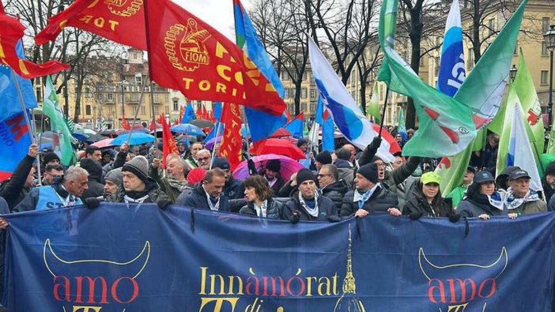 Metalmeccanici sotto la pioggia, &ldquo;Innamorati di Mirafiori", chiedono pi&ugrave; industria