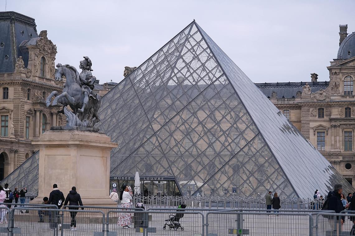 Louvre allagato: tubo del riscaldamento cede, soffitto del 1819 danneggiato a pochi metri dalla Gioconda