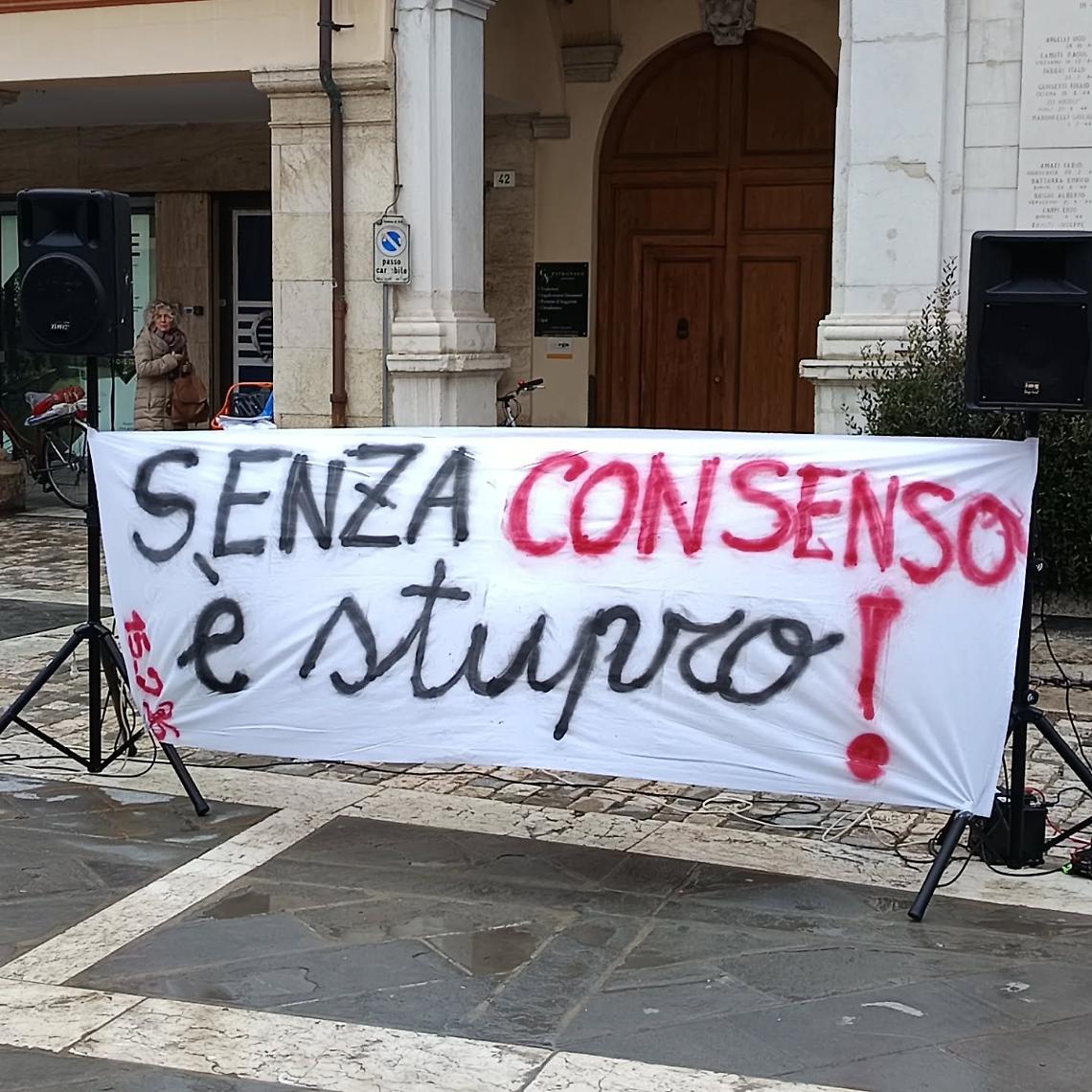 Torino, in 300 contro il disegno di legge sulla violenza sessuale: la piazza ricorda Zoe e sfida la politica