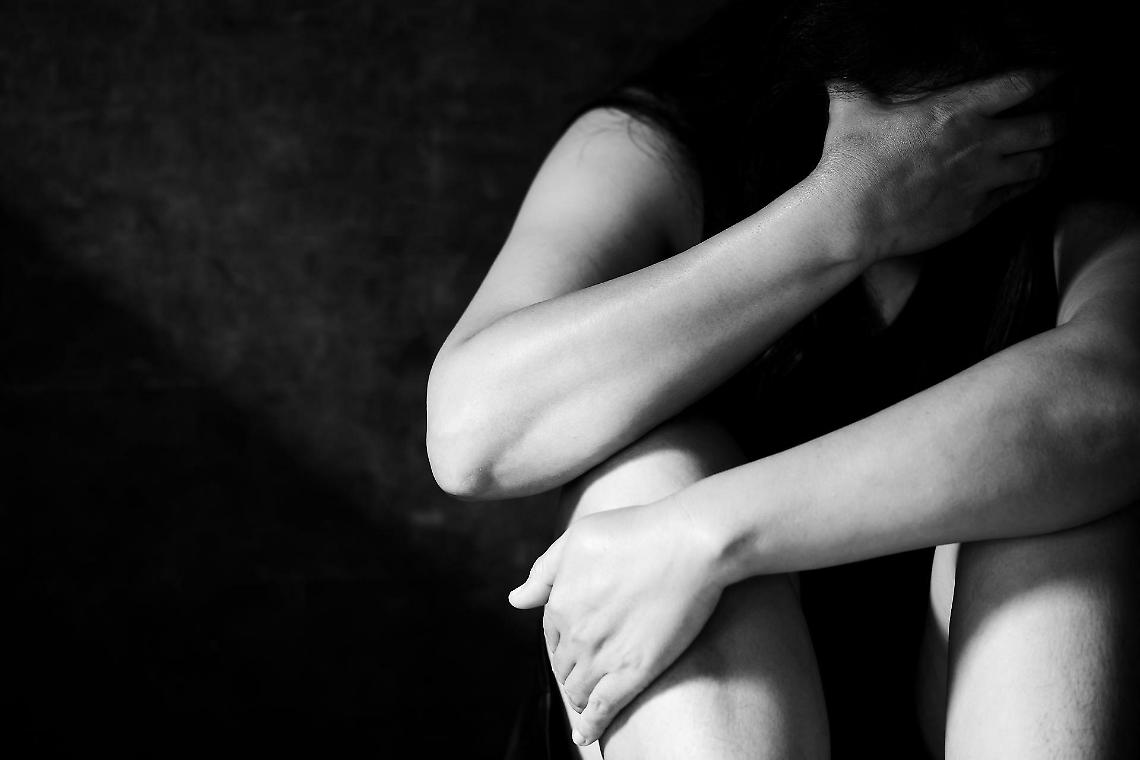 Svezia, marito accusato di aver sfruttato la moglie con 120 uomini: inchiesta per sfruttamento aggravato e clienti sotto processo