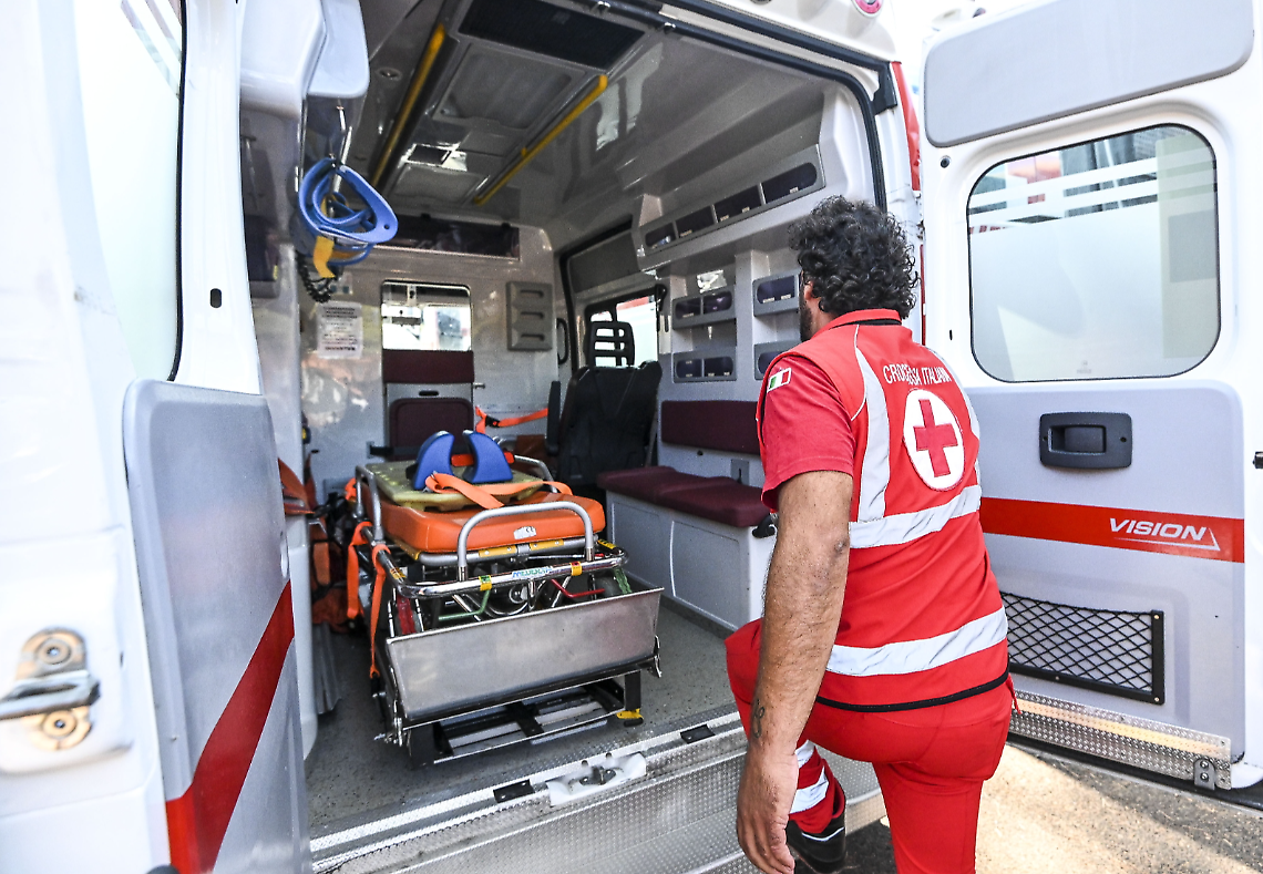 Cambiano, incidente fatale tra auto e moto: muore un uomo di 57 anni