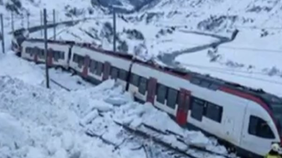 Valanga sui binari, treno deraglia in Svizzera: cinque feriti