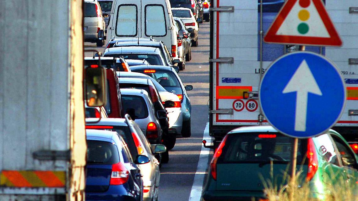 La Provinciale 39 del Canavese resta un imbuto in mezzo al paese: traffico in tilt, i pedoni rischiano. C'&egrave; un progetto di allargamento, ma mancano i soldi