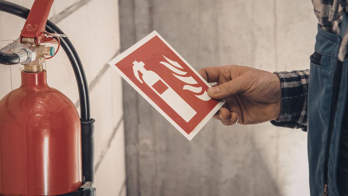 Estintori svuotati nel parcheggio: raid di minorenni tra polvere e danni alle auto